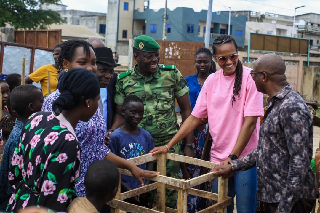Équipe de bénévoles nettoyant la plage de Cotonou